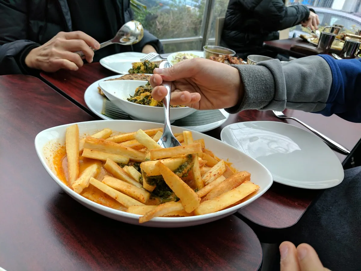 Porção de mandioca frita